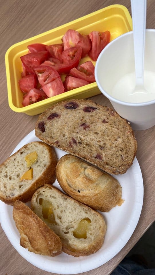 런치박스 식사빵과 토마토